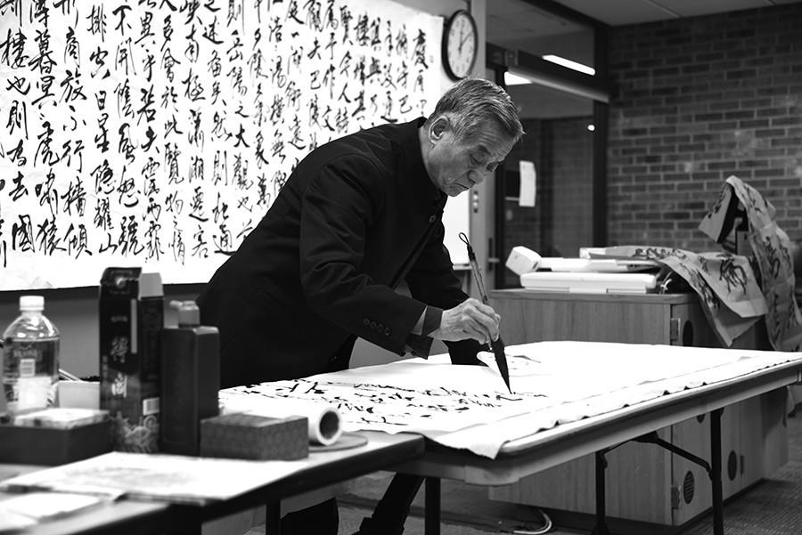 Zhenxiong+demonstrating+his+calligraphy+technique
