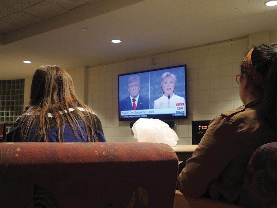 College+Democrats+host+a+debate+viewing+party+in+the+Sorin+game+room.