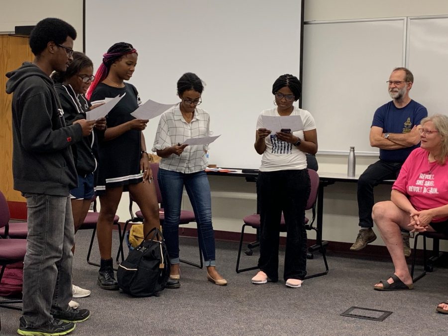 Actor Patrick Bailey and Director Wendy Knox (right) watch students read a scene from Frank Theatre’s Escaped Alone and Here We Go in PBHL 3980: Health and the Environment at Hamline University. 