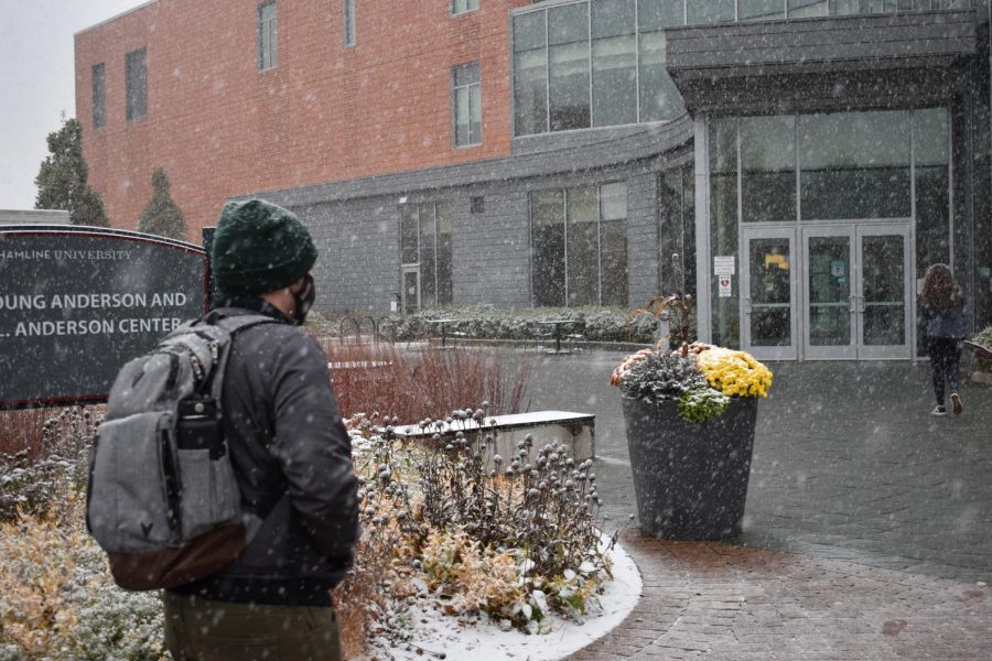 A student walks through the coming snow into the Anderson center