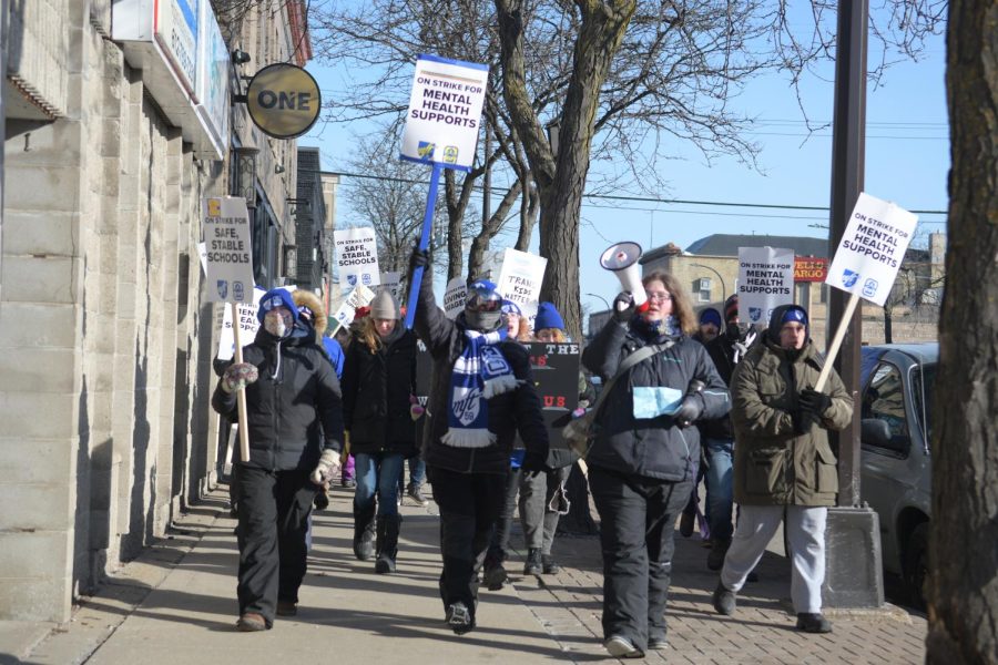 Mpls. educators, support staff, students and the NE community picketing up and down Central Ave. in NE Mpls. while
cheering “Who’s on the line? 59!!” “Who are we? MFT!!!”