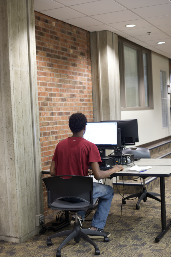 Hamline student Jaraide Dossavi, using a
computer in Bush Memorial Library (BML).