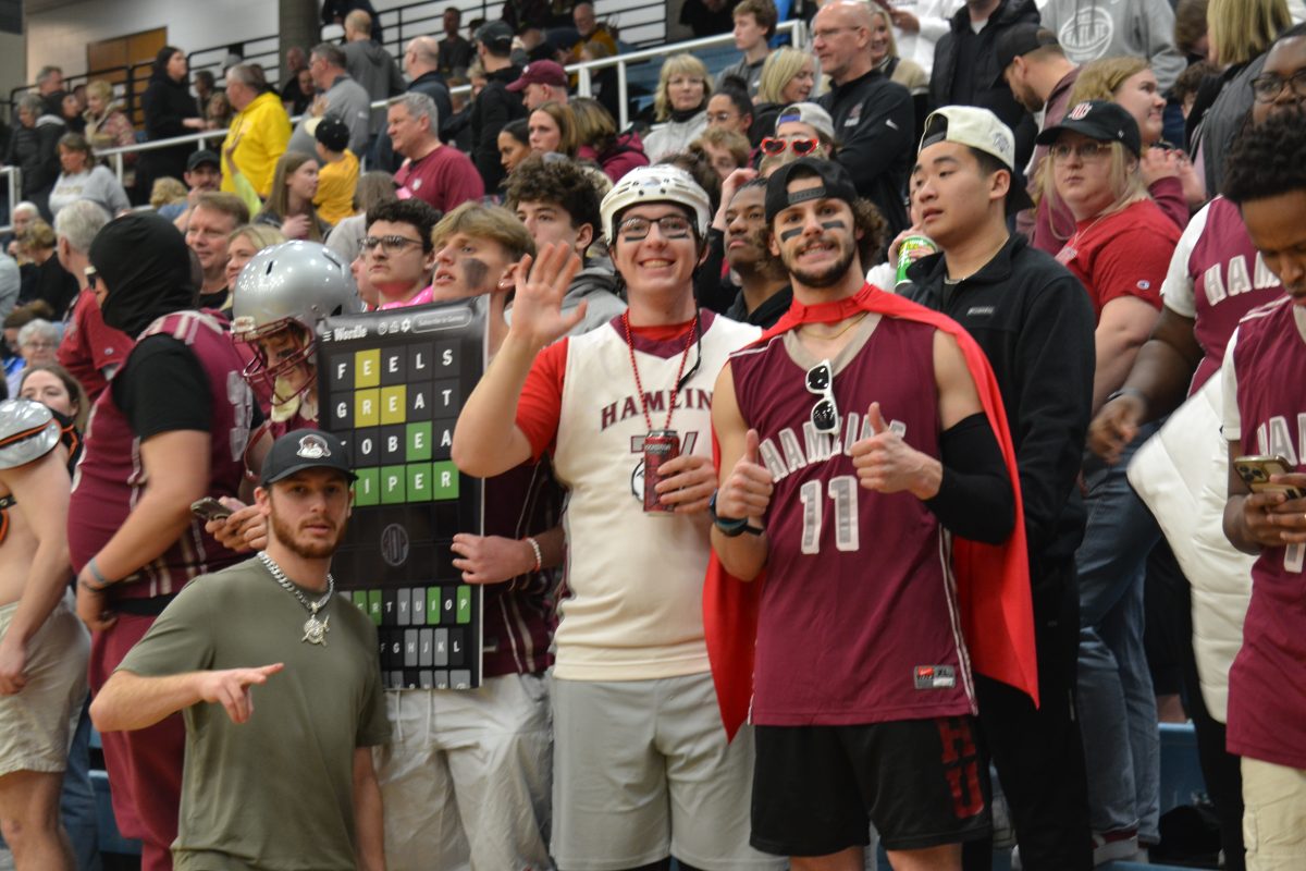 Hamline+fans+stood+ready+to+cheer+on+men%E2%80%99s+basketball+in+the+conference+title+game.