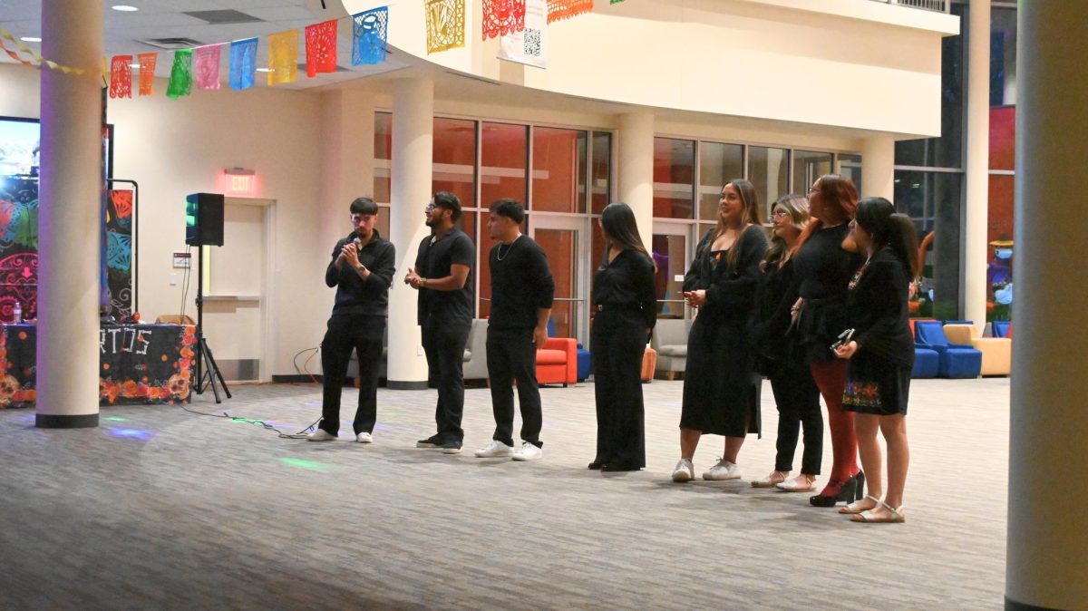 After giving guests time to grab food and settle in, the Hamline Unidos' board introduced themselves and highlighted the major events of the evening.