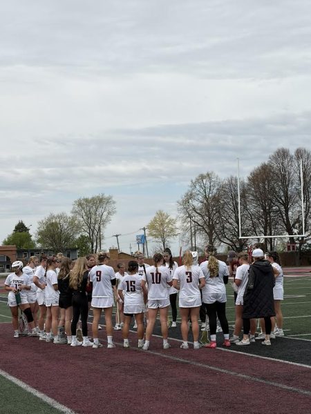 Hamline Lacrosse circles up after the first quarter, after conceding two points 
