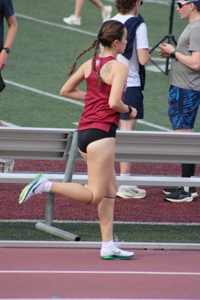 Junior Deliah Neri running women's 1500 meter.